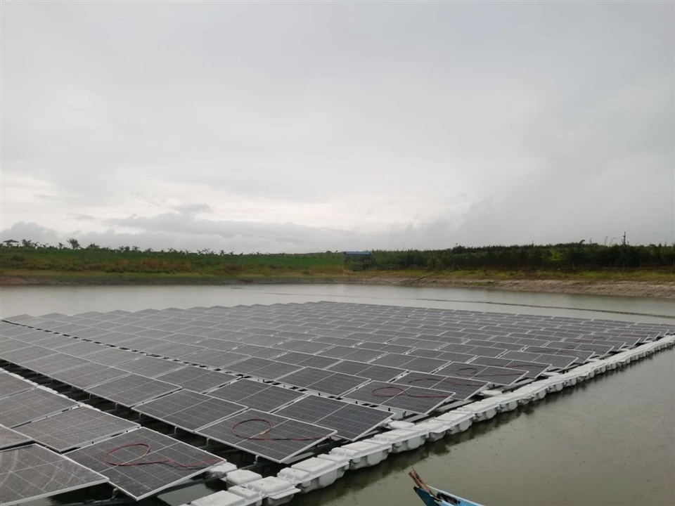 floating solar modules in the lake